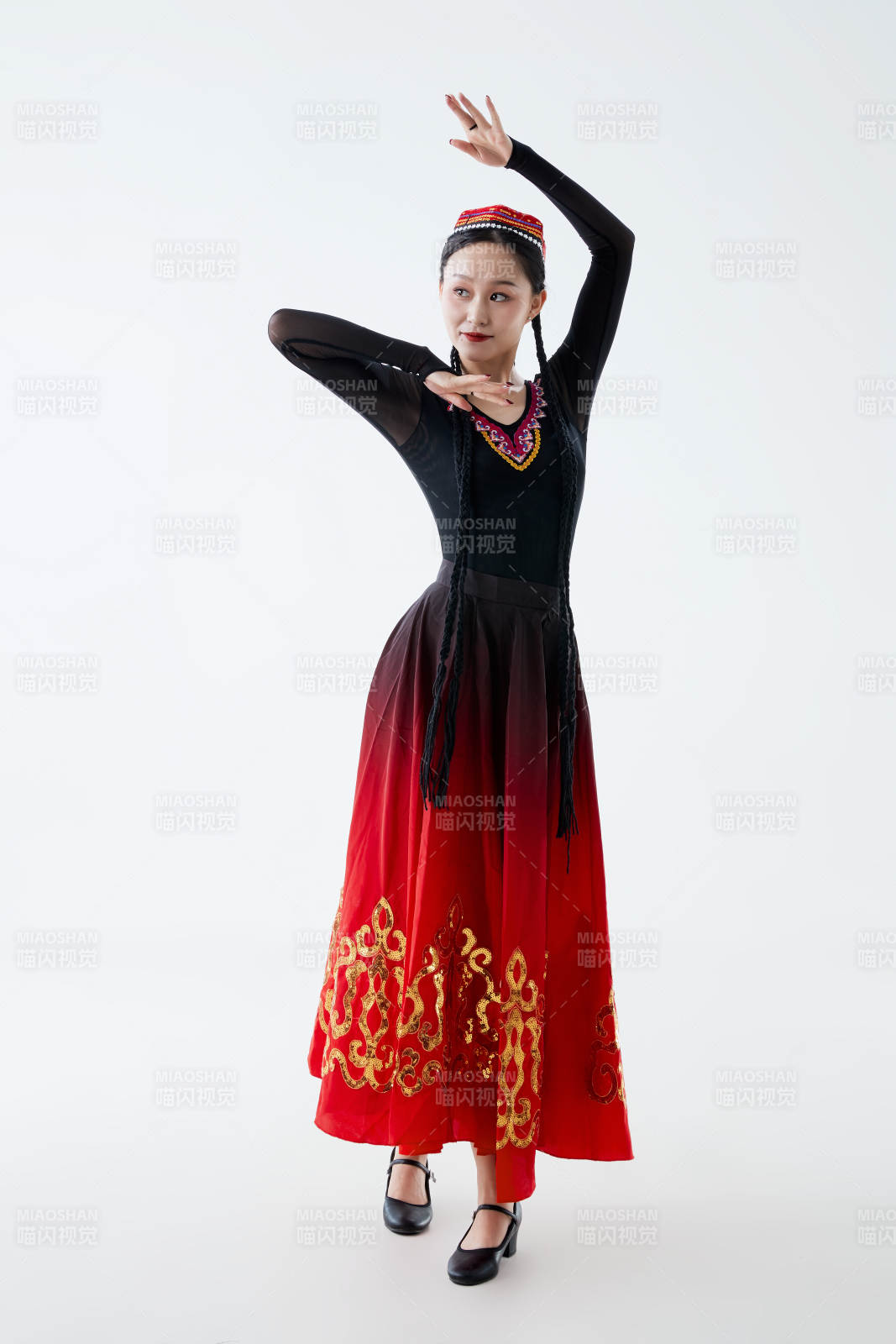 穿著新疆維吾爾族服飾跳舞的少女