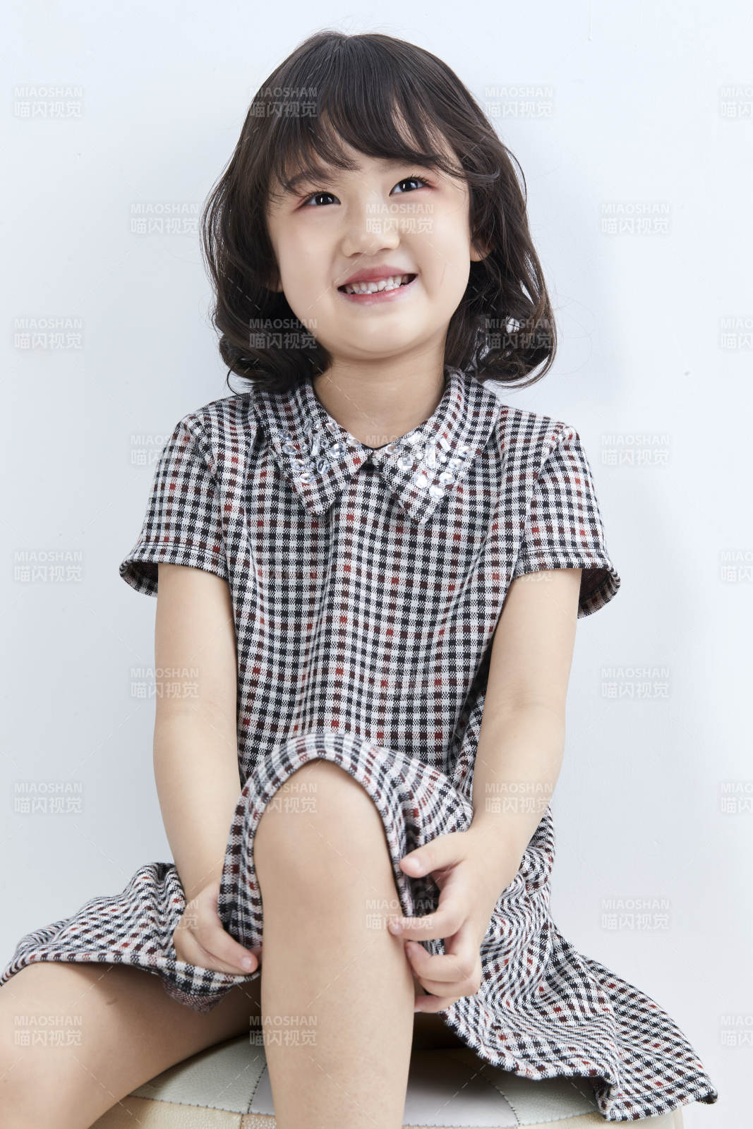 白色色背景的可愛的亞洲小女孩兒童