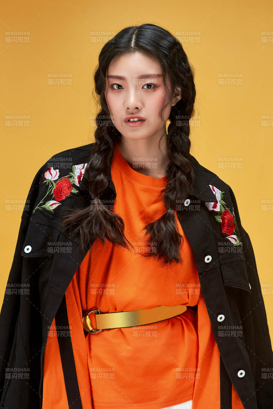 攝影棚拍攝的時尚亞洲女性模特