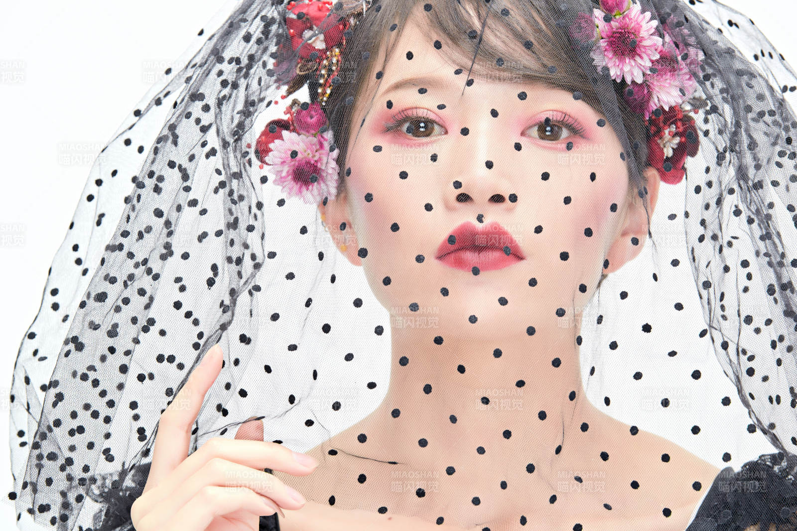 白色背景下的新娘彩妝美女人像