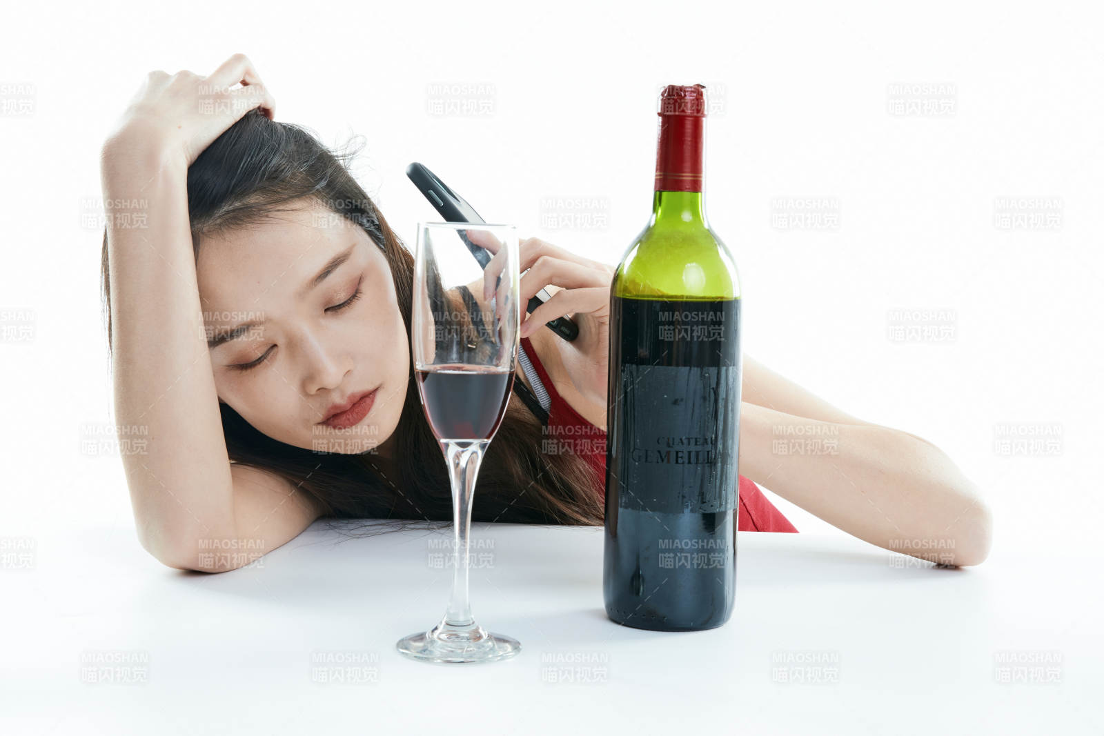 獨自品嘗紅酒的亞洲女性