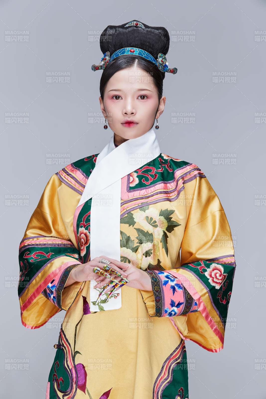 白色背景下的清代女性古裝造型清朝古裝