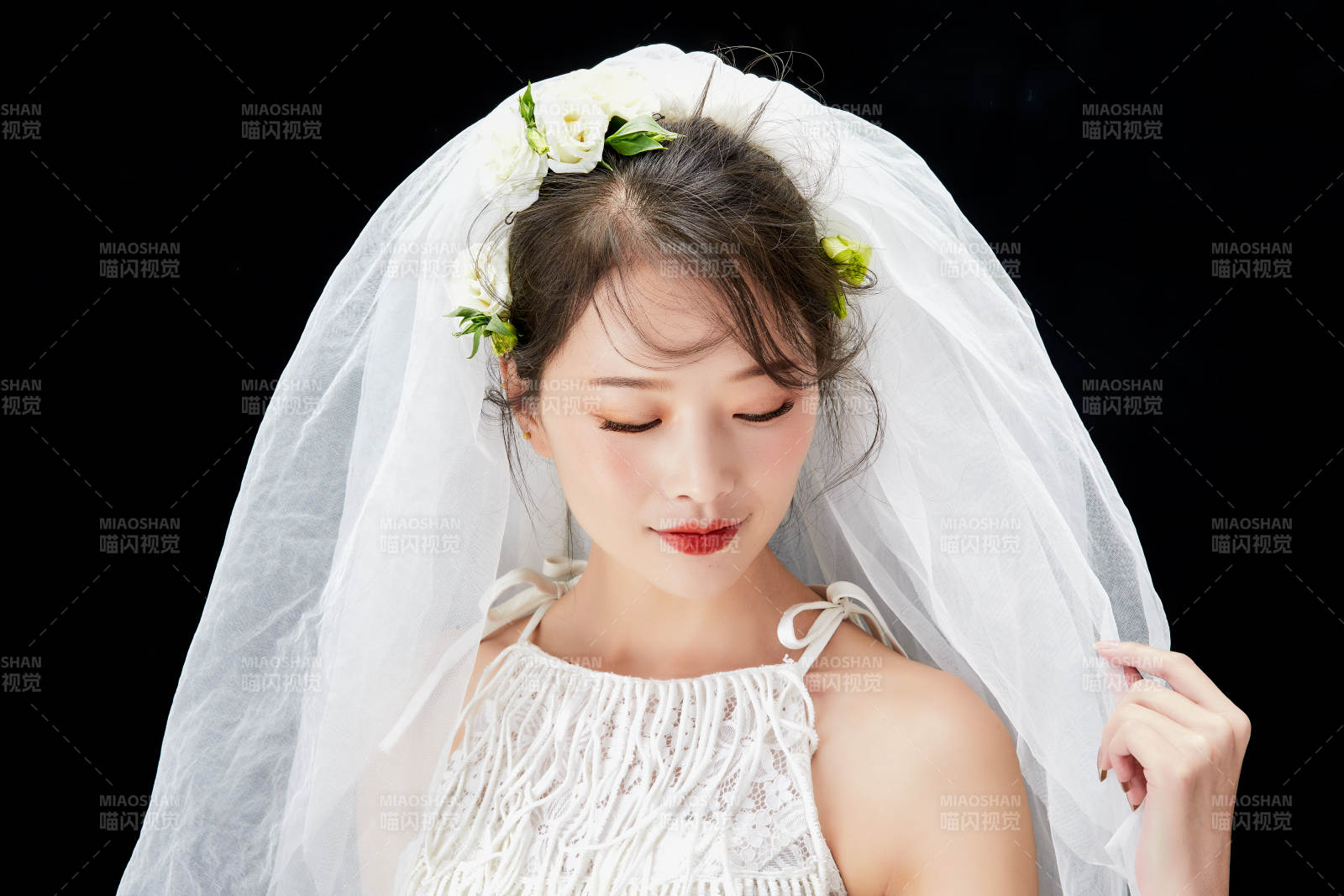 黑色背景下的美妝新娘彩妝人像