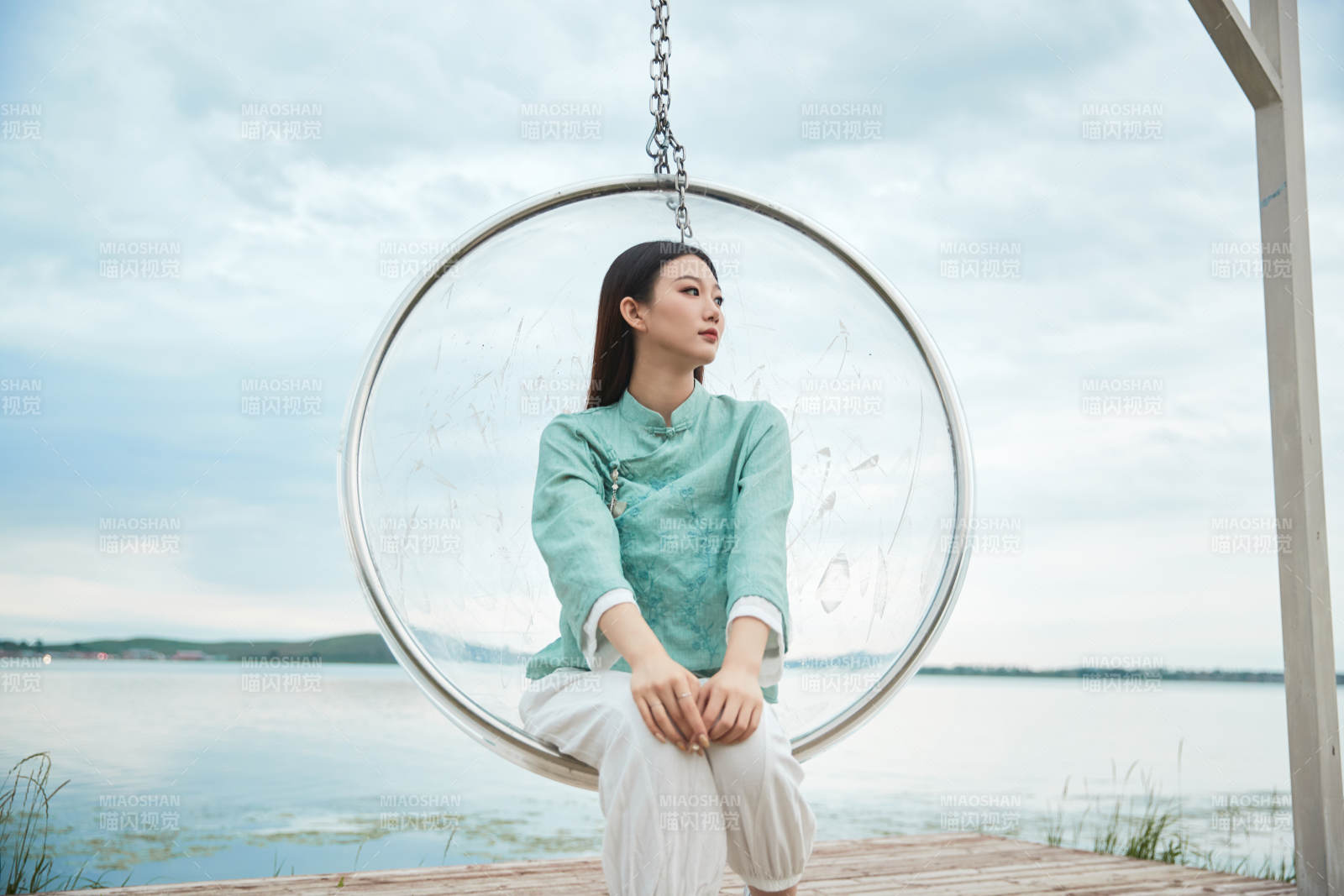 草原湖畔打卡點游玩拍照的亞洲少女