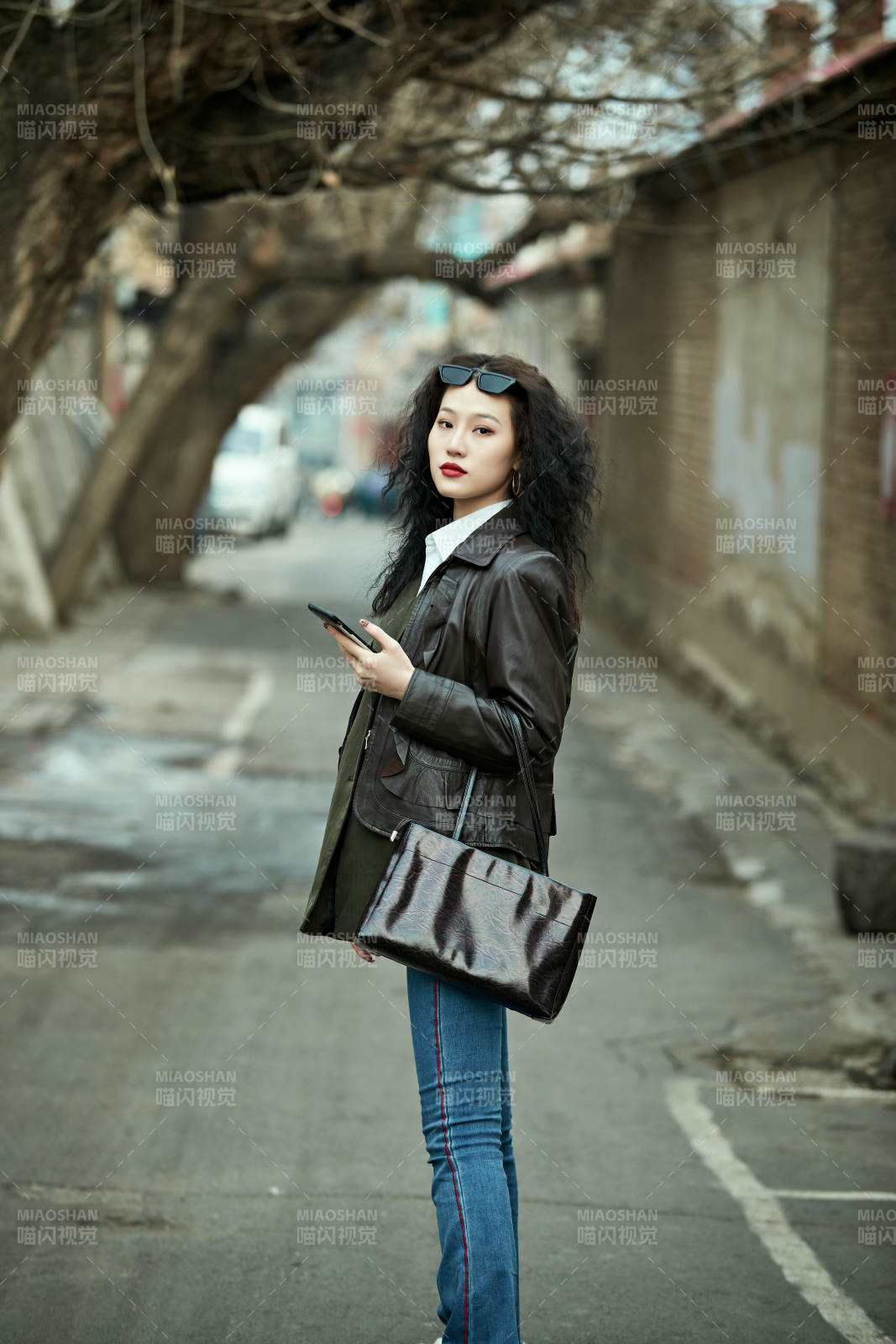 老舊城區里穿著復古港風的美麗清純少女