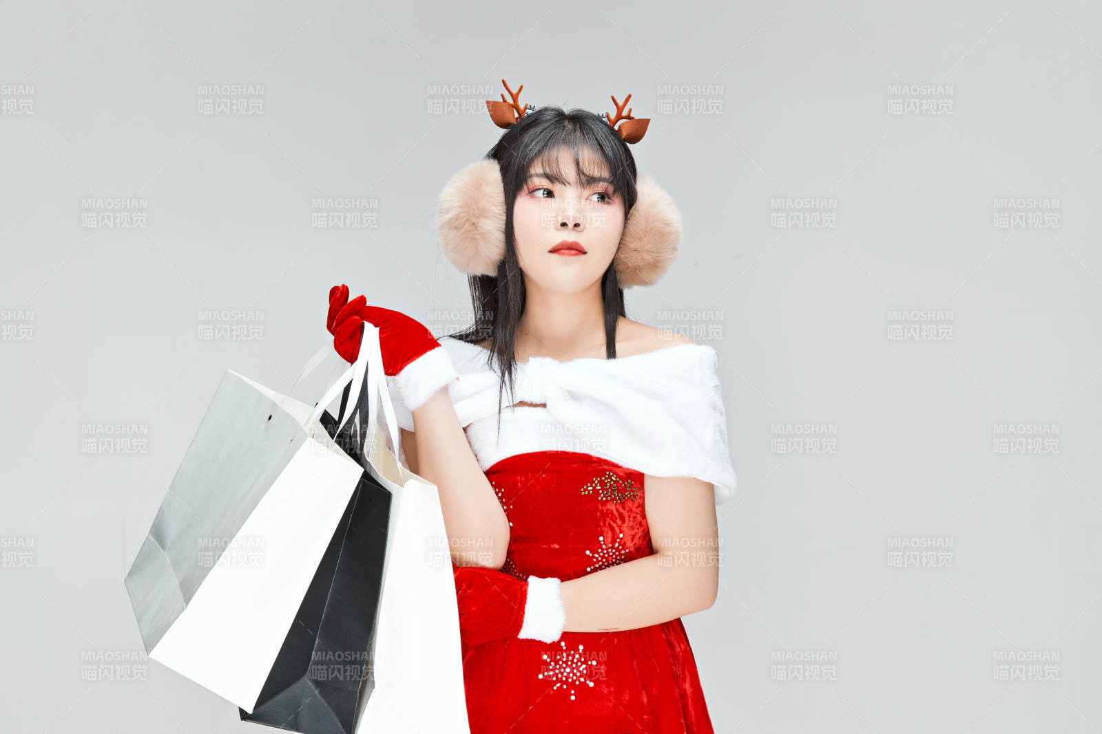 身穿圣誕服飾手提購(gòu)物袋性感可愛的圣誕女郎