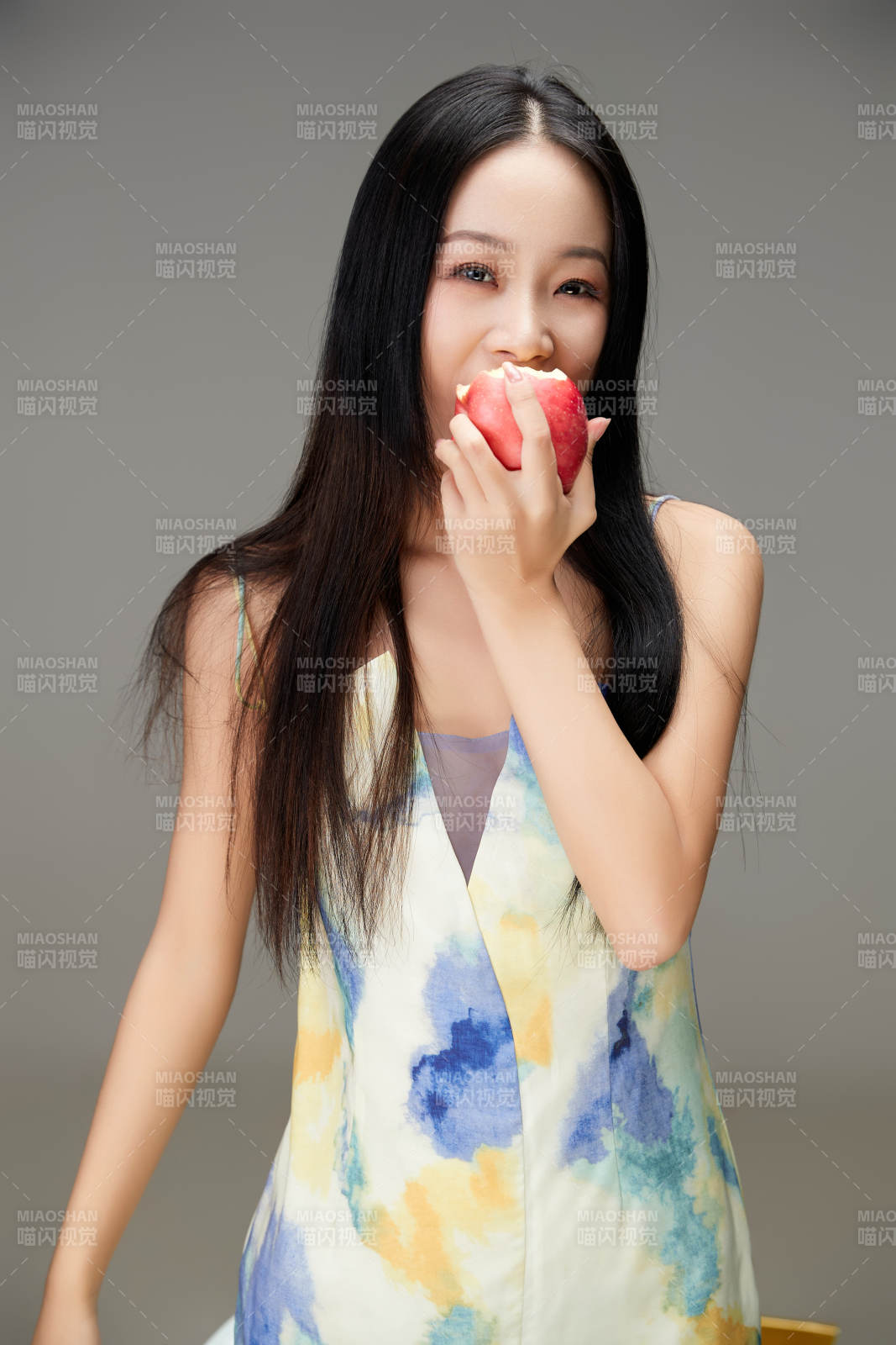 吃水果的亞洲東方長發(fā)少女