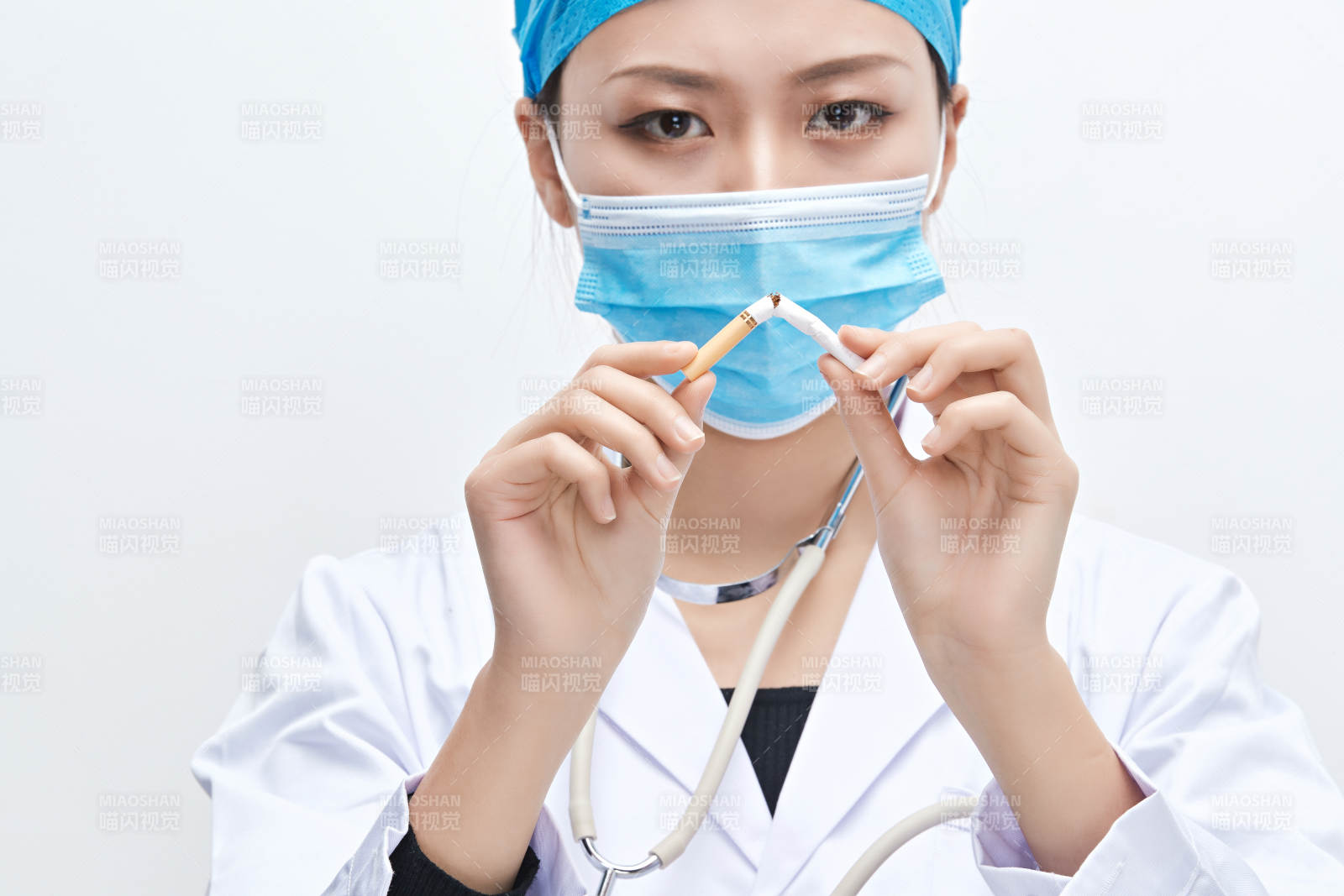 白色背景下傳遞傳遞吸煙有害健康信息的醫(yī)生