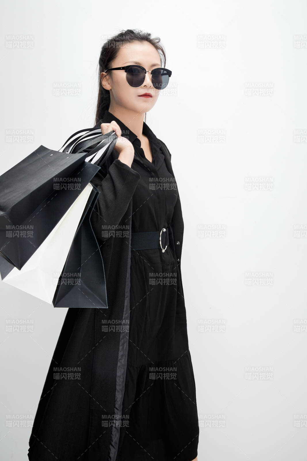 白色背景下手提購物袋時尚美麗的亞洲少女