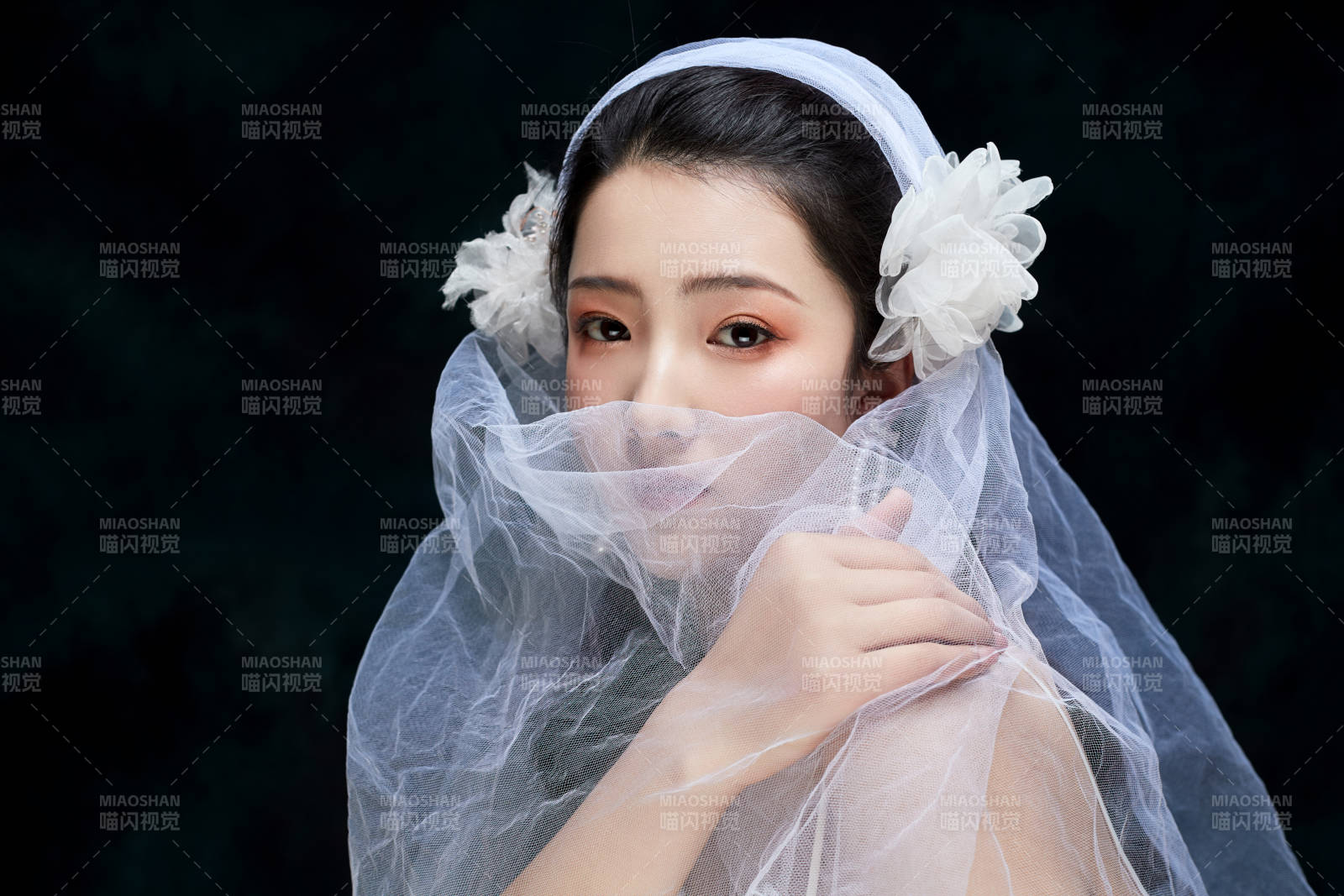 黑色背景下的女性復古婚紗妝面