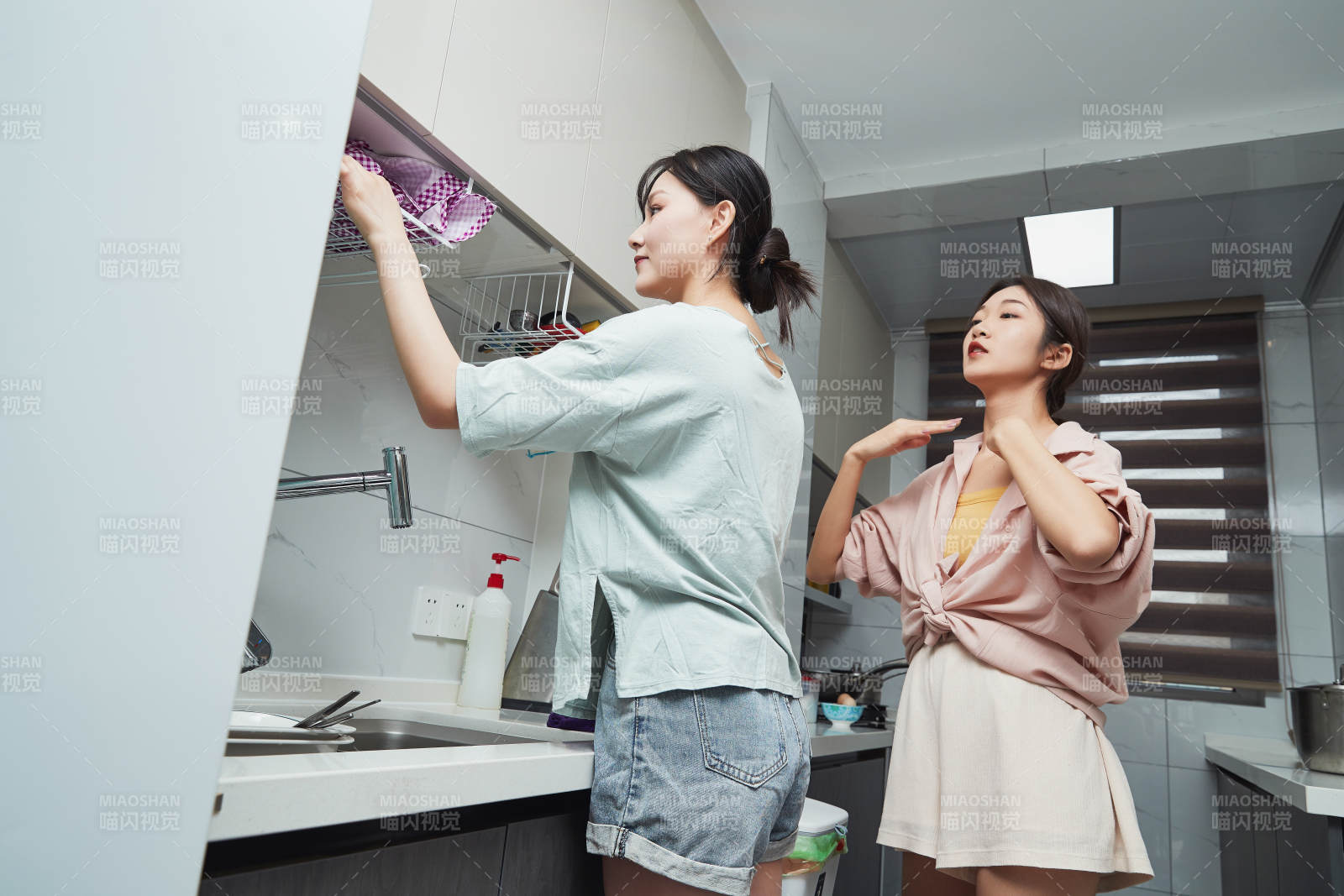 在廚房烹飪美食的亞洲閨蜜少女