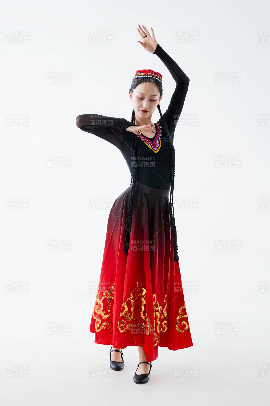 穿著新疆維吾爾族服飾跳舞的少女