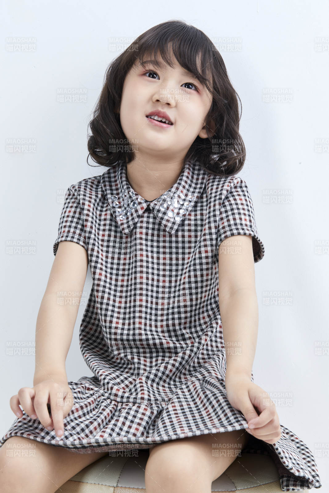 白色色背景的可爱的亚洲小女孩儿童