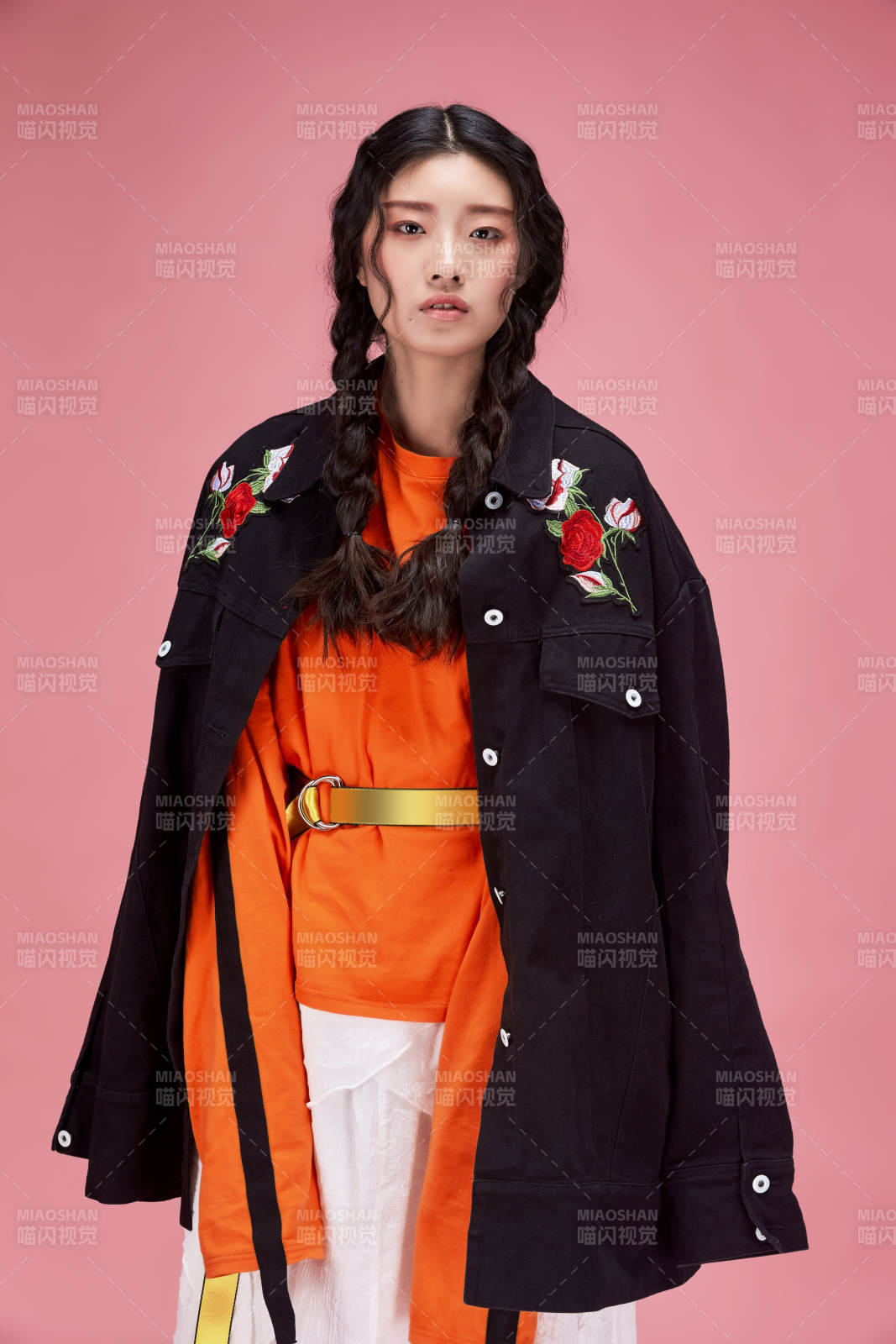 攝影棚拍攝的時尚亞洲女性模特