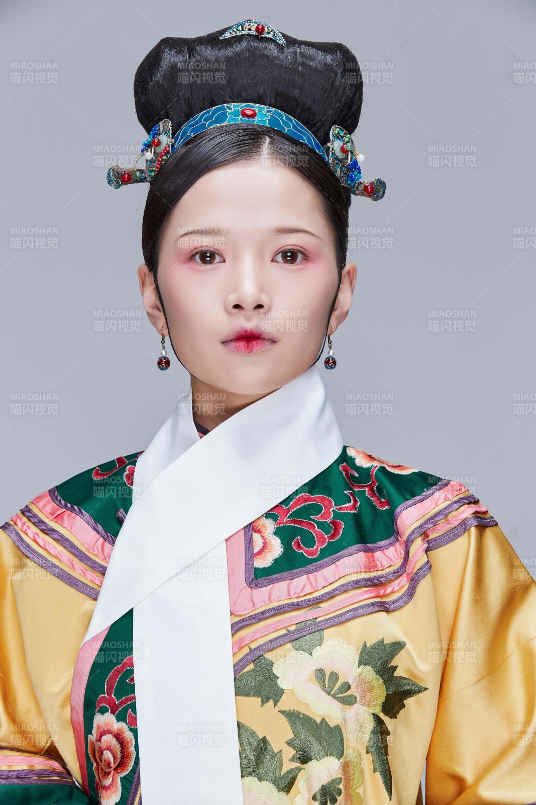 白色背景下的清代女性古裝造型清朝古裝