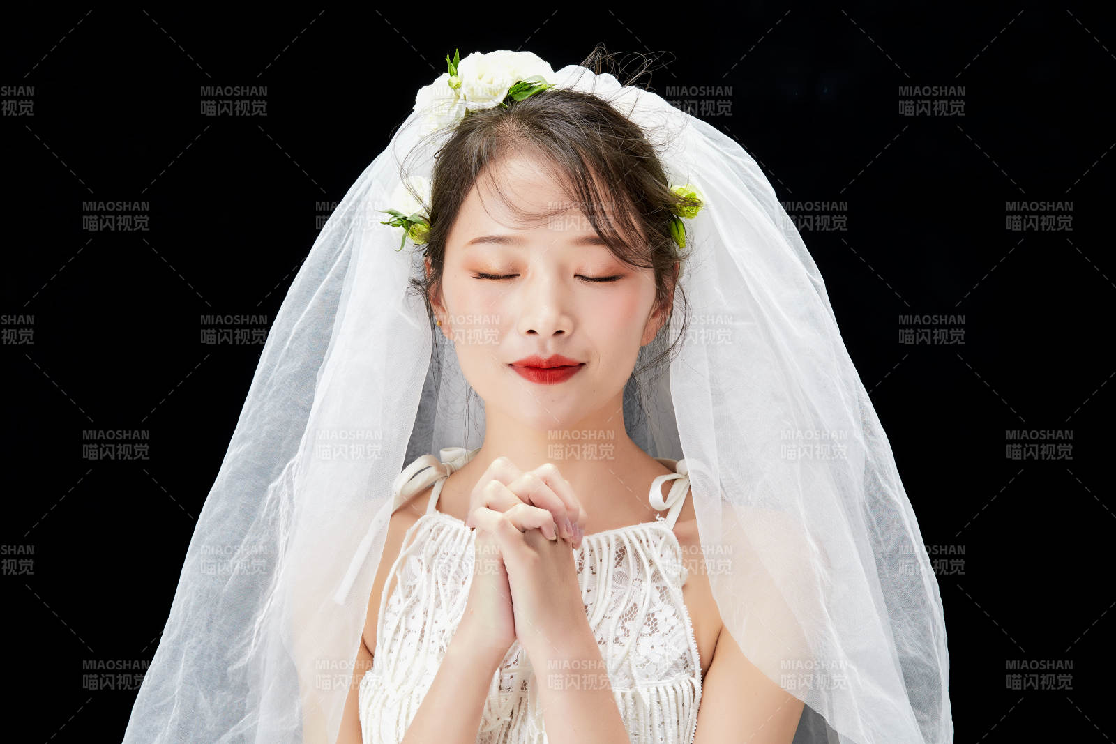 黑色背景下的美妝新娘彩妝人像