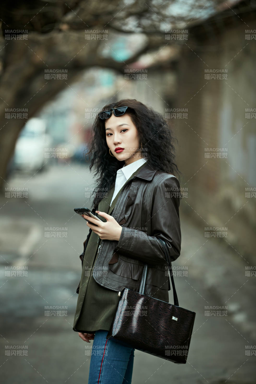 老舊城區里穿著復古港風的美麗清純少女