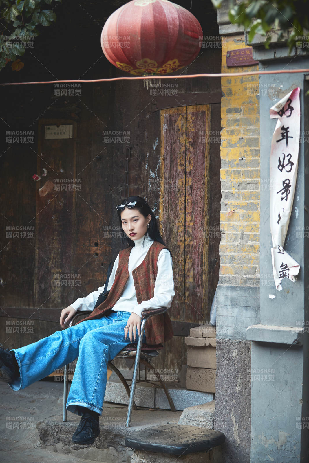 老舊城區里穿著復古港風的美麗清純少女