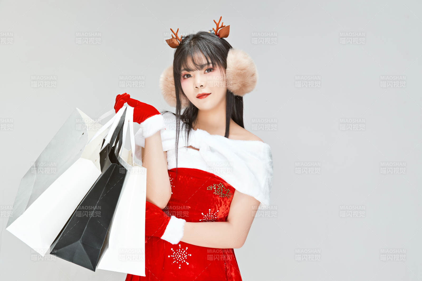 身穿圣誕服飾手提購物袋性感可愛的圣誕女郎