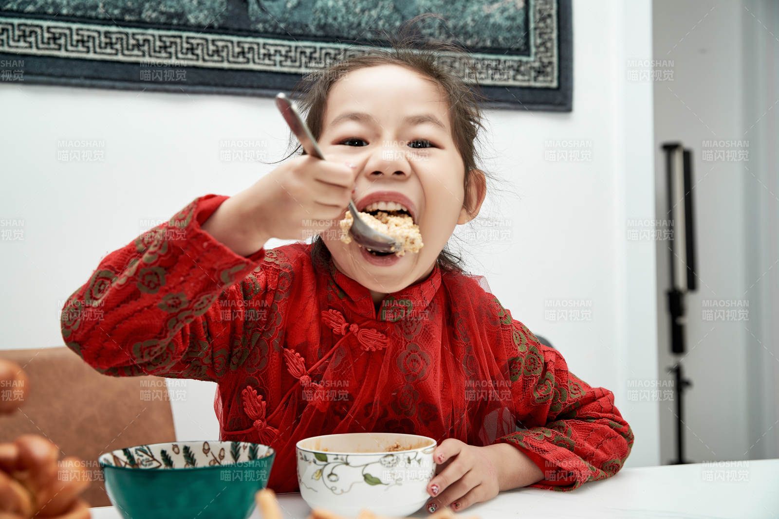 在家玩耍的亞洲小女孩