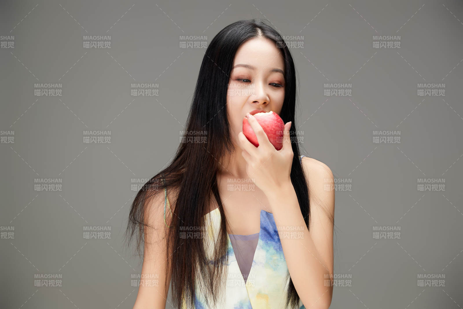 吃水果的亞洲東方長發少女