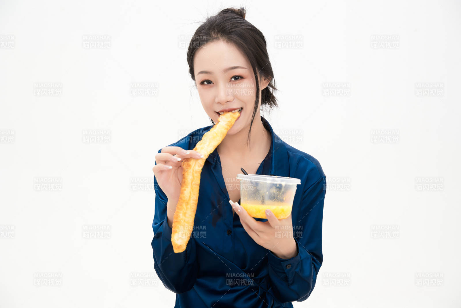 大吃特吃的亚洲可爱少女人像