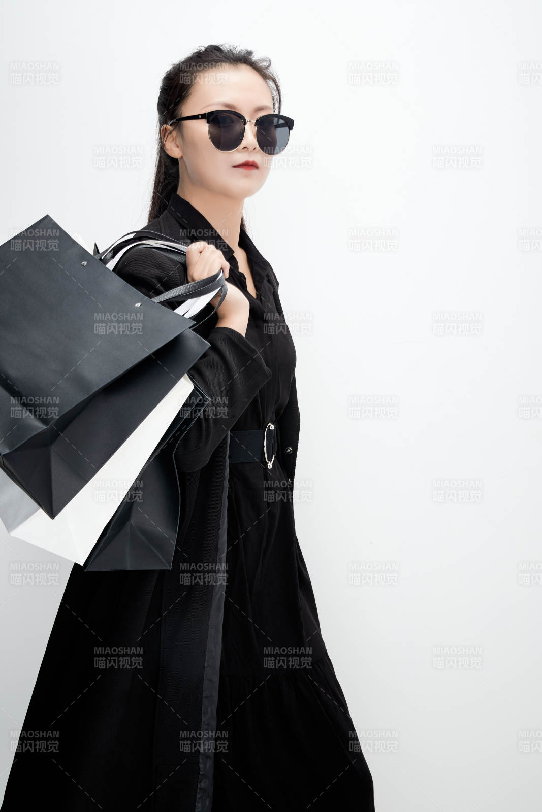 白色背景下手提購物袋時尚美麗的亞洲少女