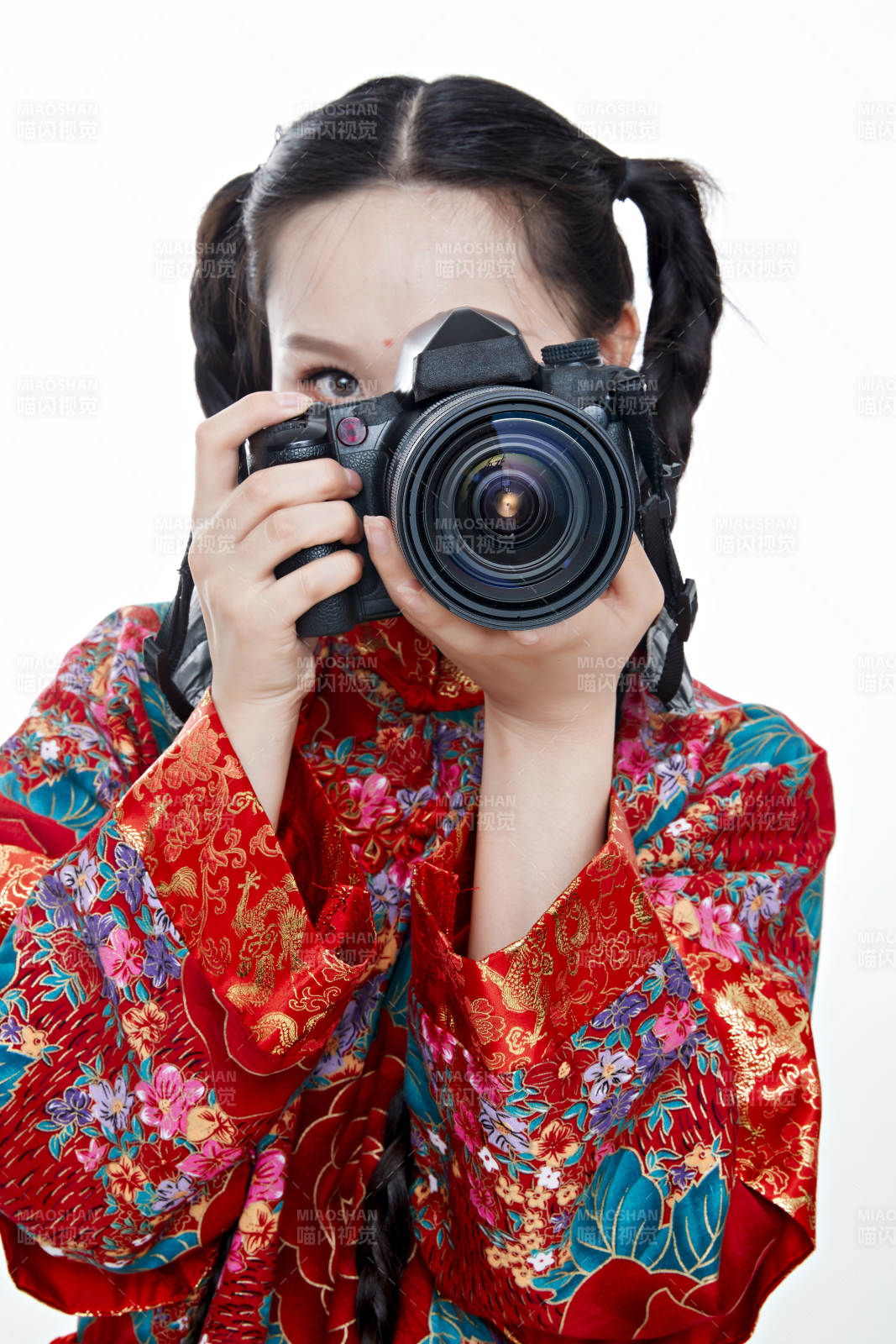 手持相機的亞洲年輕少女的肖像人像