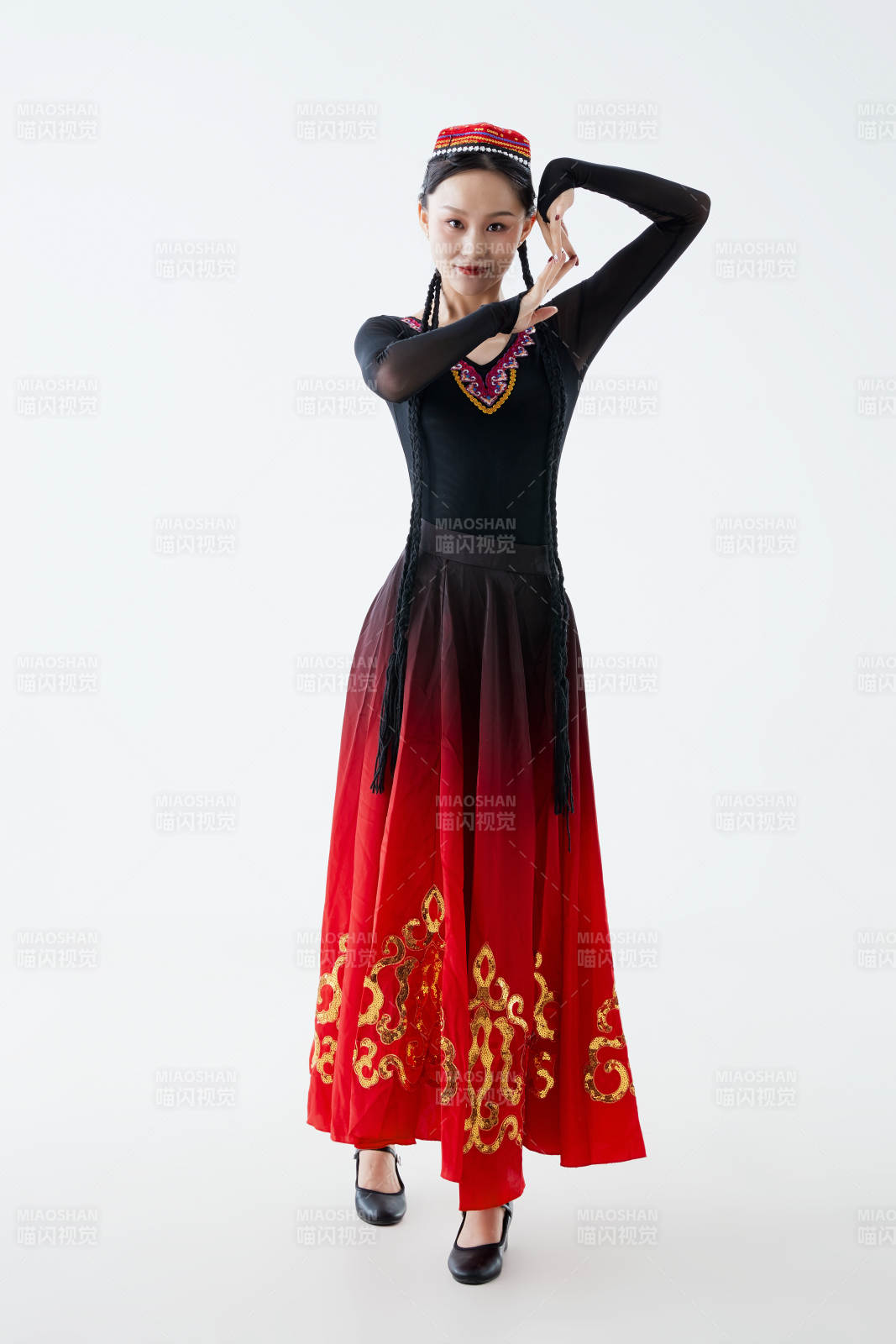 穿著新疆維吾爾族服飾跳舞的少女