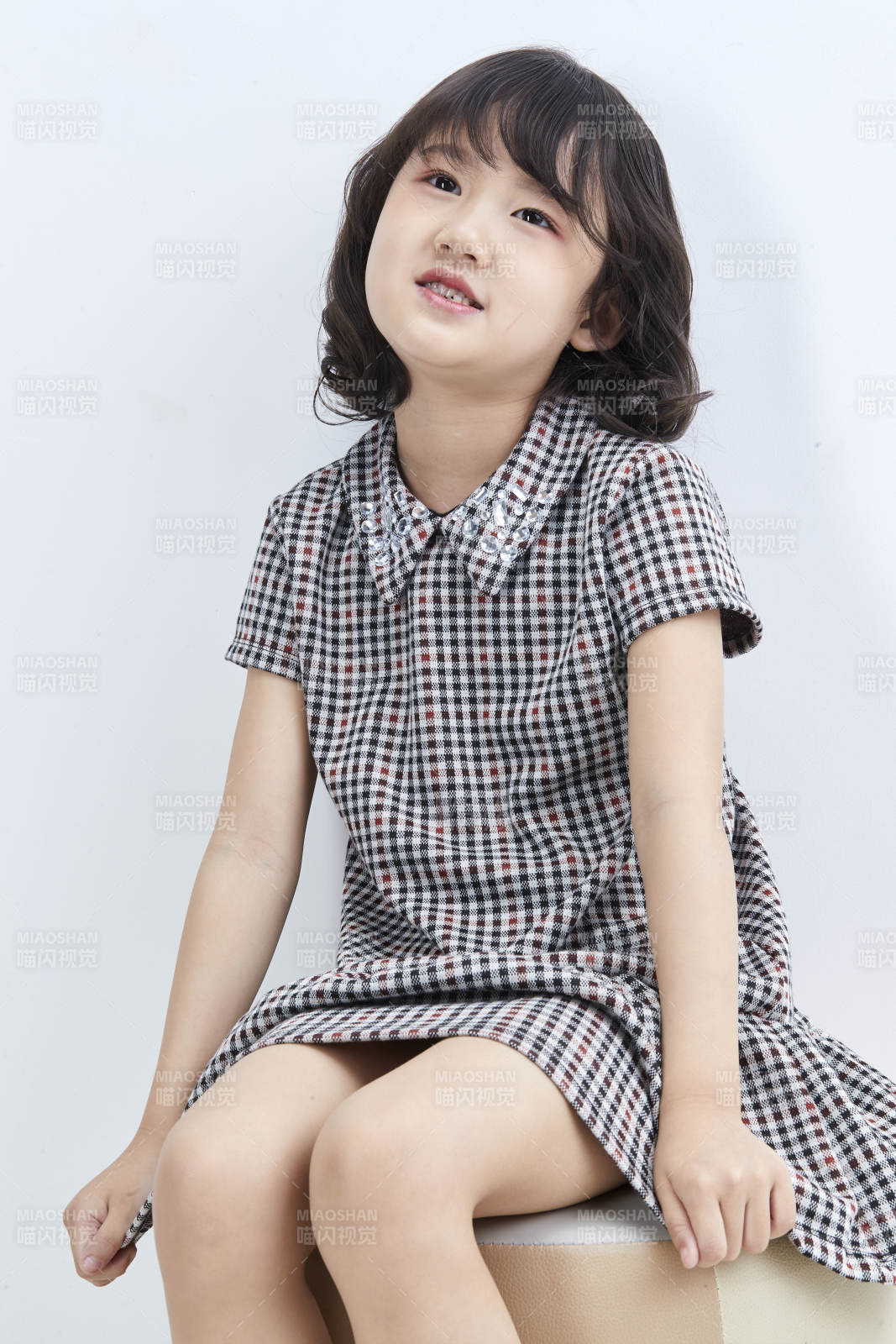 白色色背景的可愛的亞洲小女孩兒童