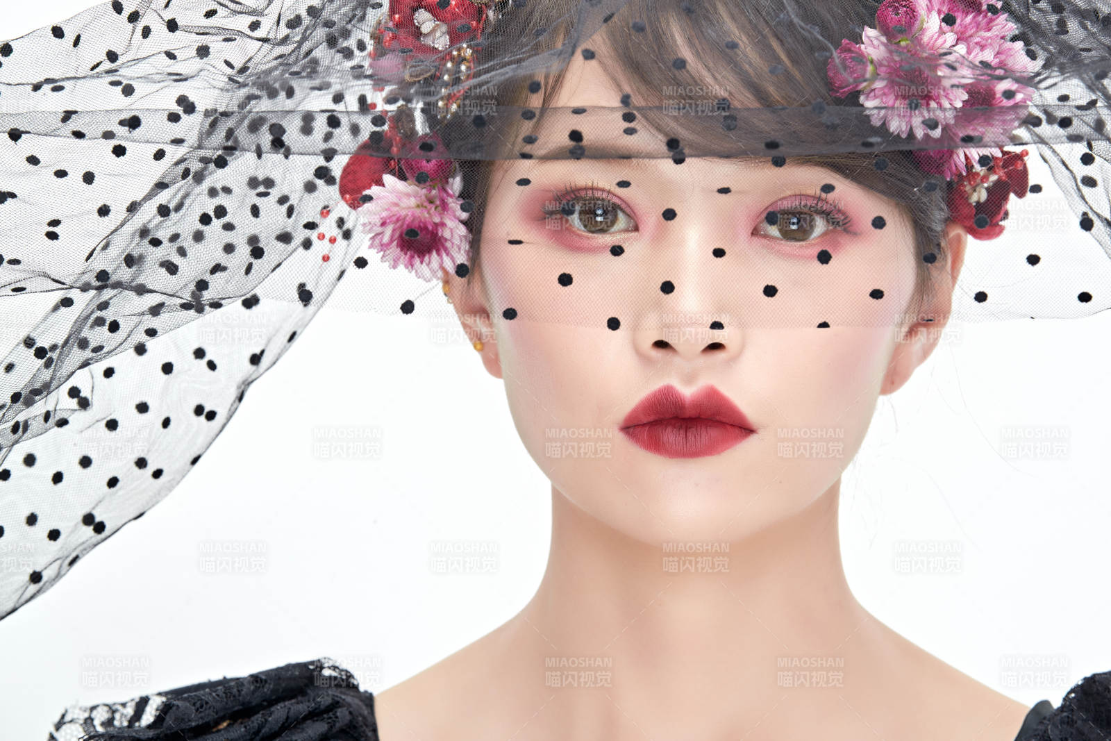 白色背景下的新娘彩妝美女人像