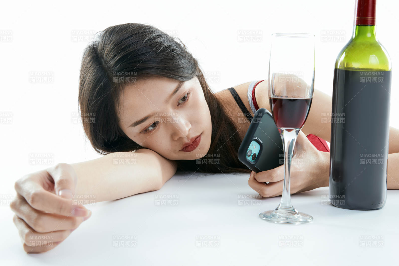 獨(dú)自品嘗紅酒的亞洲女性