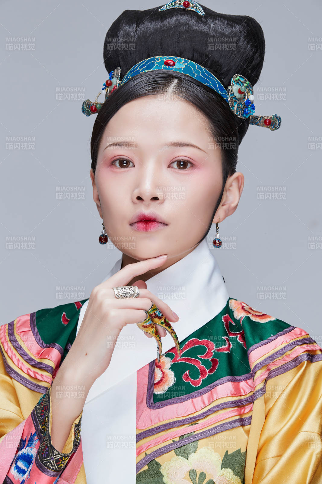 白色背景下的清代女性古裝造型清朝古裝