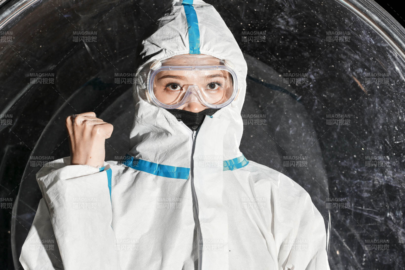 穿白色防護服佩戴護目鏡口罩的女性防護人員