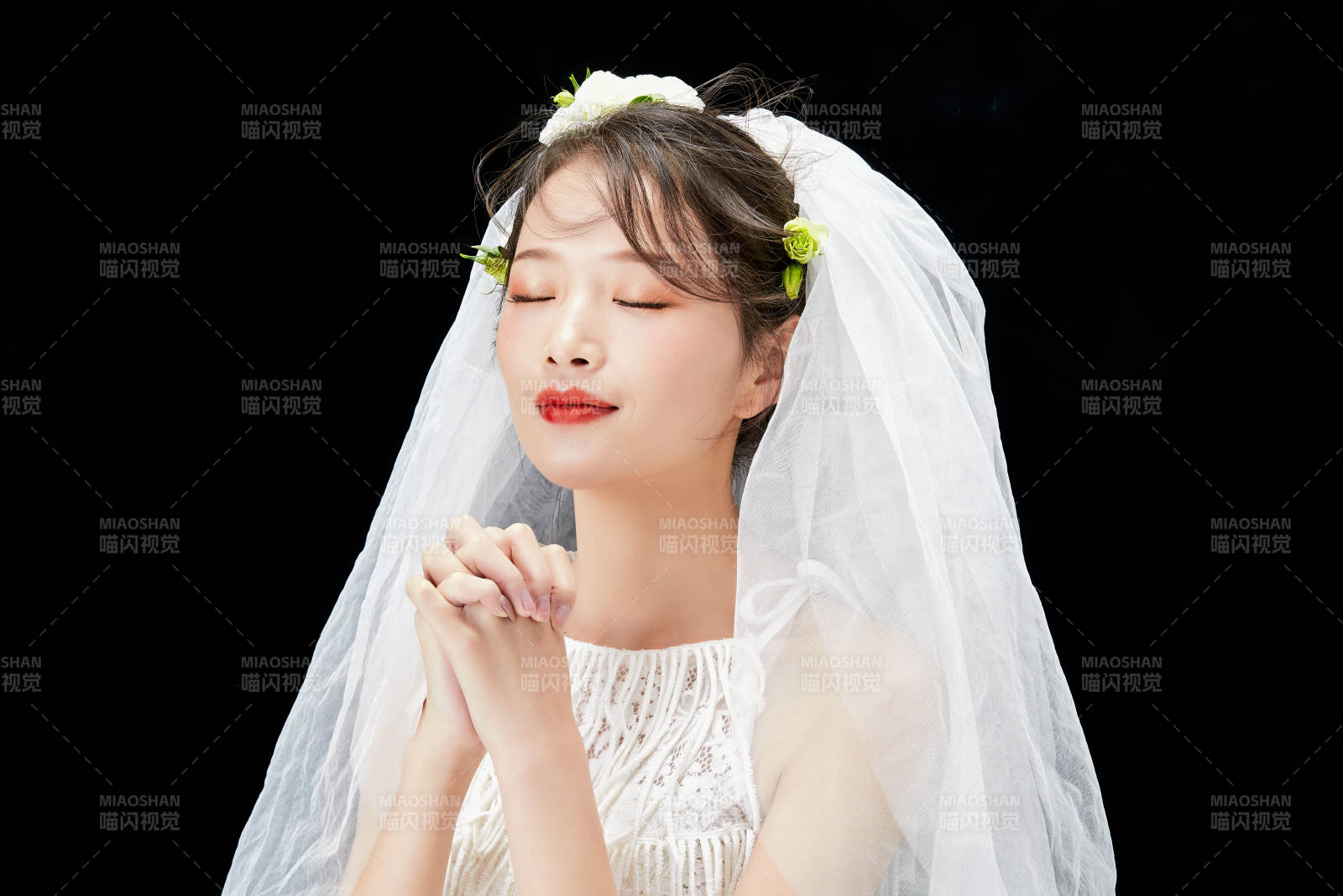 黑色背景下的美妝新娘彩妝人像