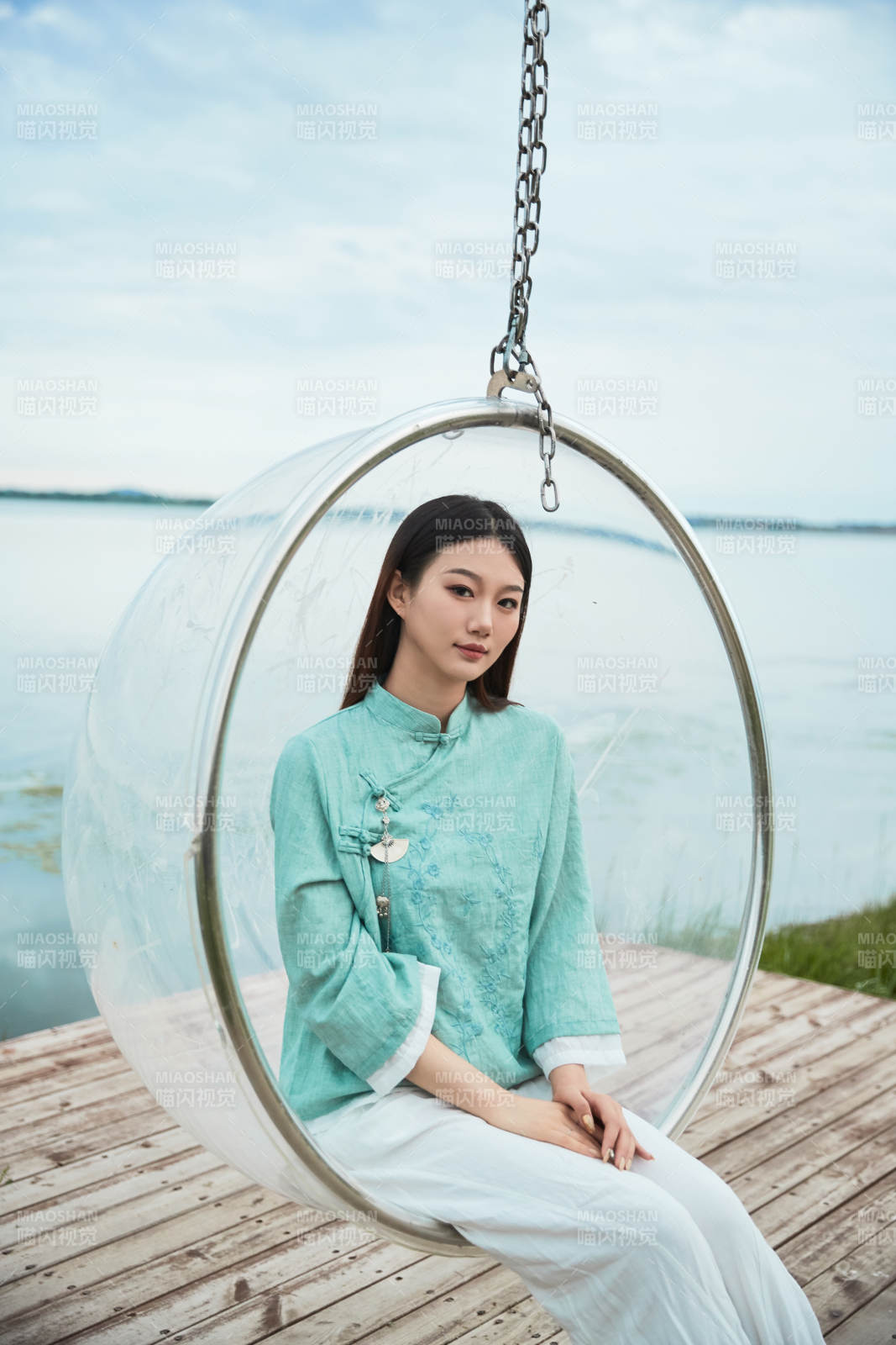 草原湖畔打卡點游玩拍照的亞洲少女