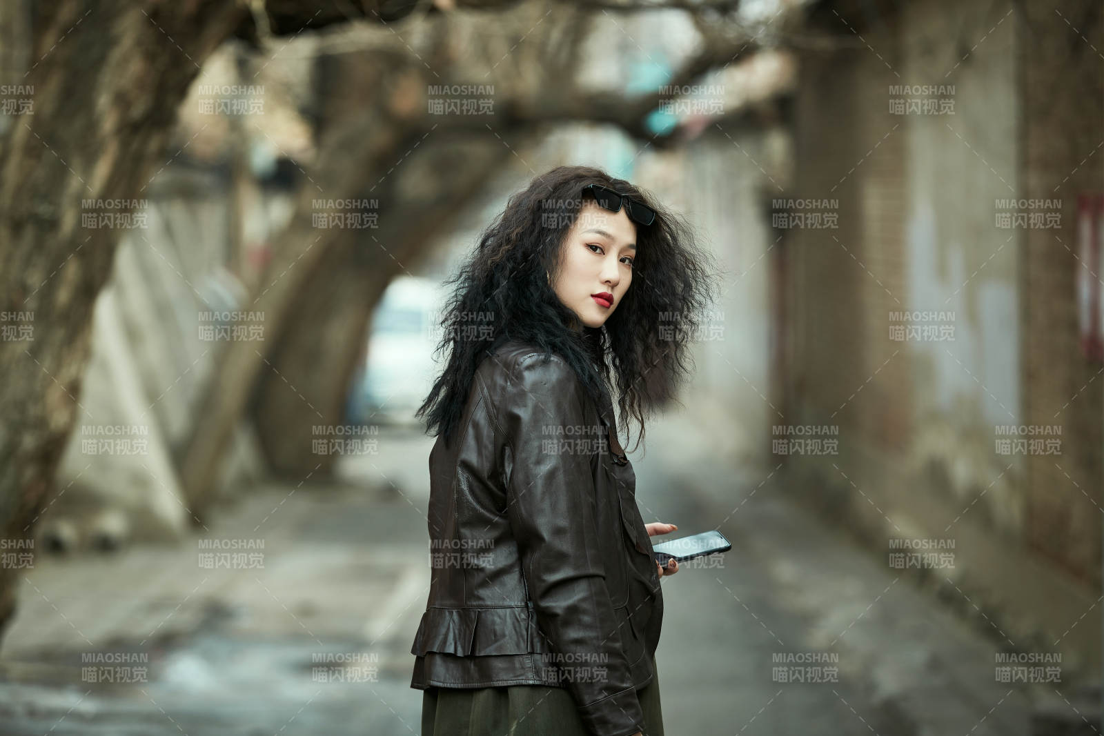 老舊城區(qū)里穿著復(fù)古港風的美麗清純少女