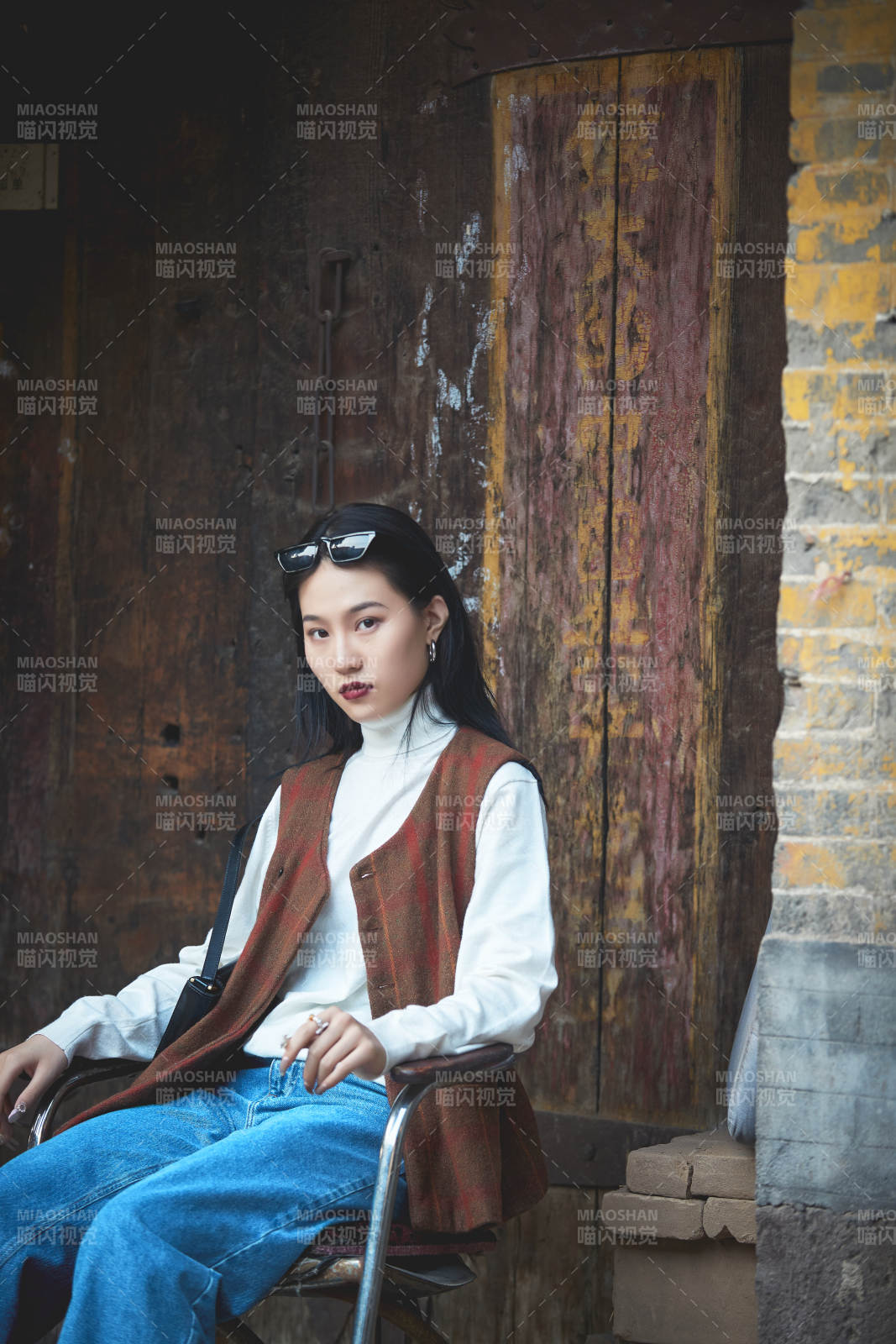 老舊城區里穿著復古港風的美麗清純少女