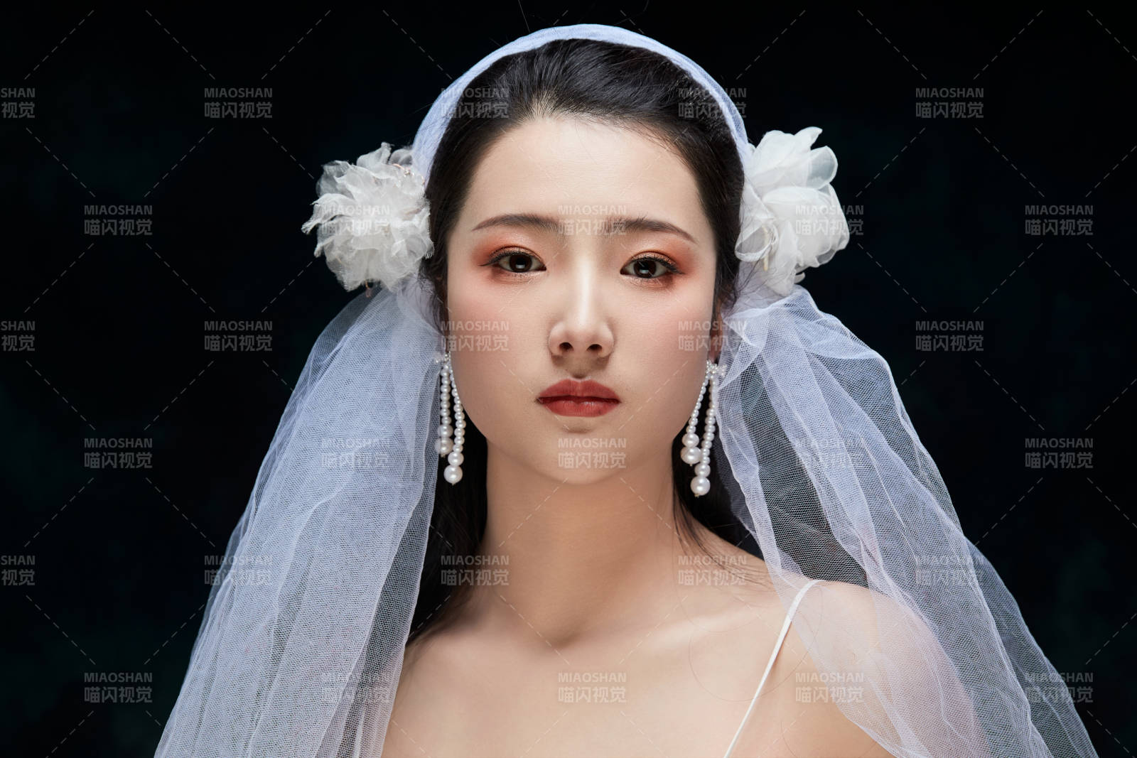 黑色背景下的女性復(fù)古婚紗妝面