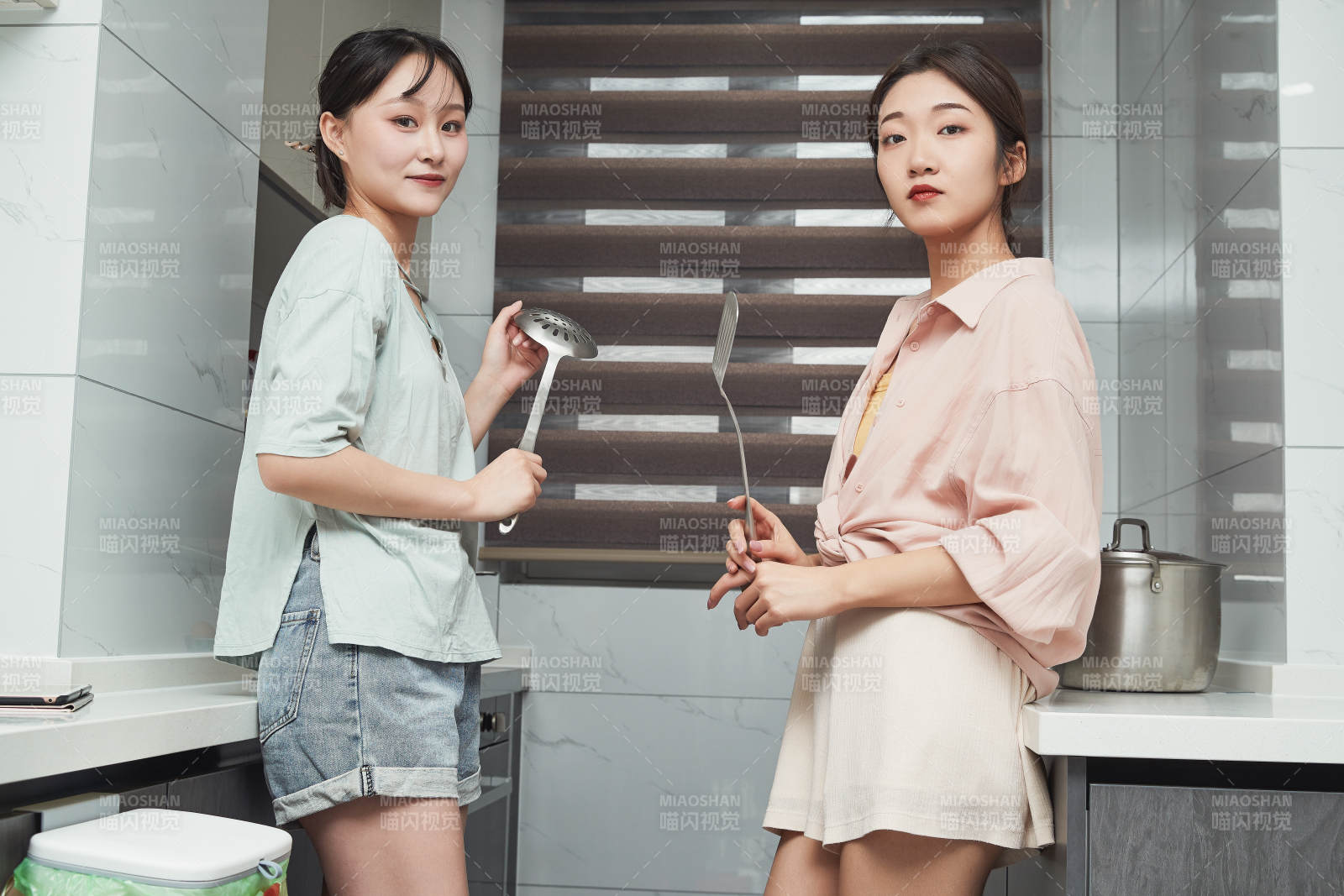 在廚房烹飪美食的亞洲閨蜜少女