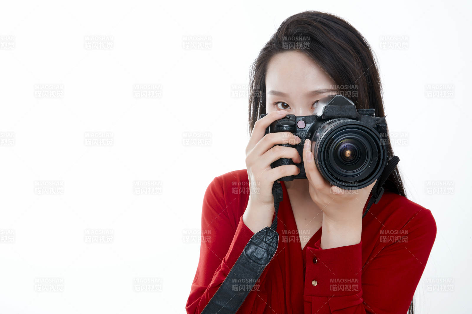 手持相機的亞洲年輕少女的肖像人像