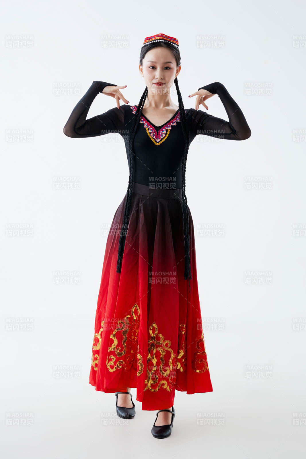 穿著新疆維吾爾族服飾跳舞的少女