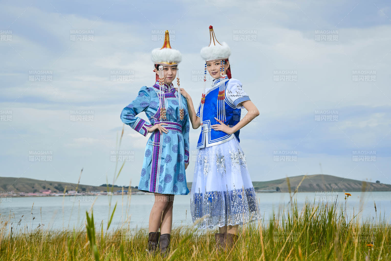 草原湖畔手持弓箭狩獵的蒙族小姐妹