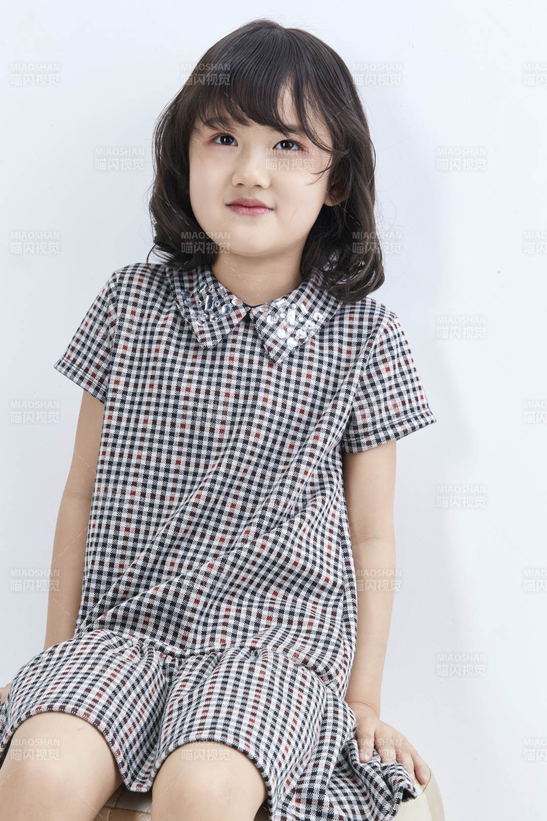 白色色背景的可愛的亞洲小女孩兒童