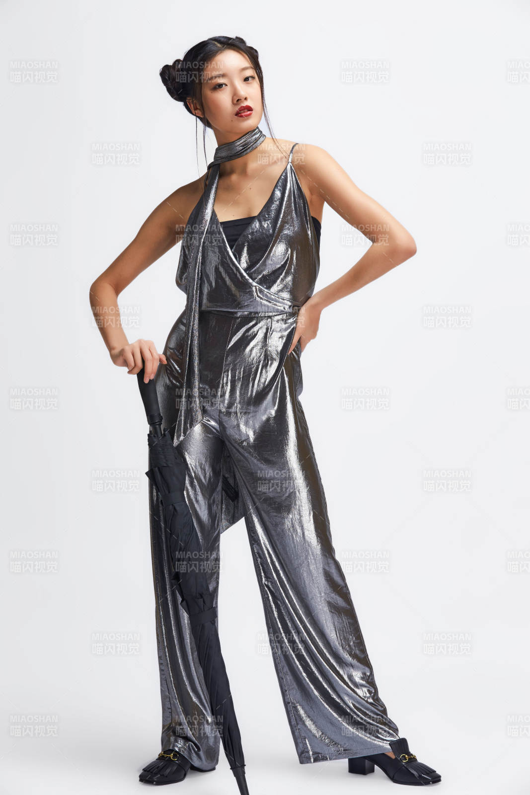 白色背景前的亞洲女性舞者