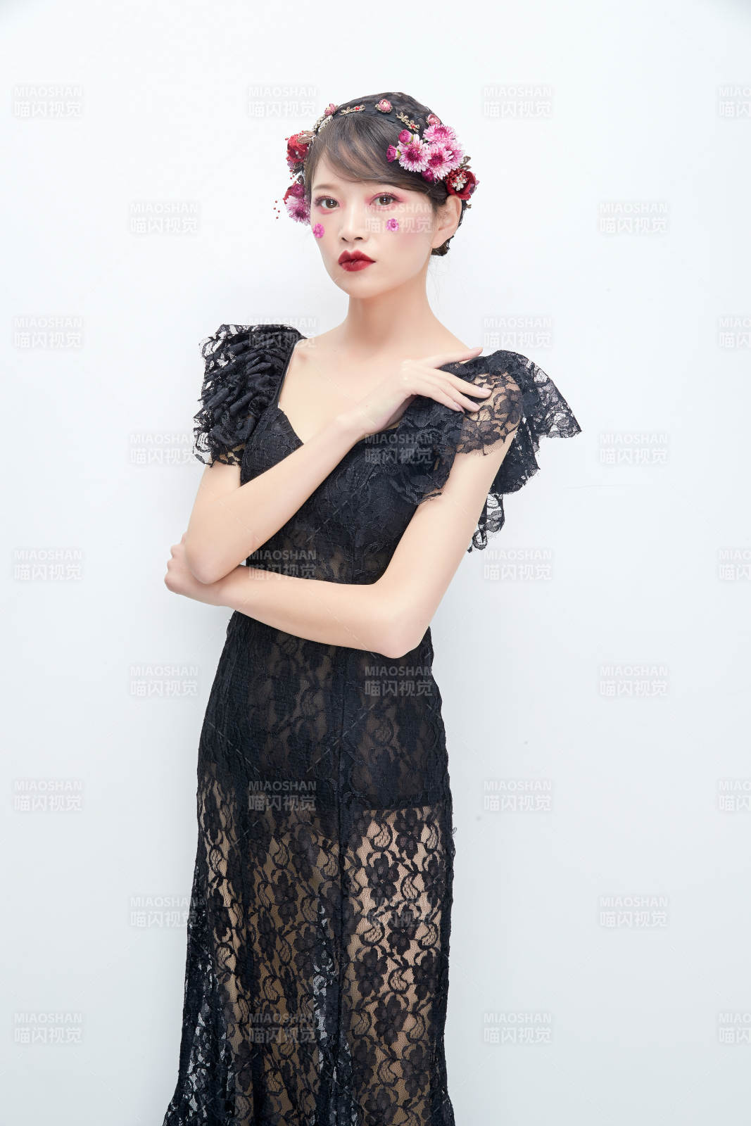 白色背景下的新娘彩妝美女人像