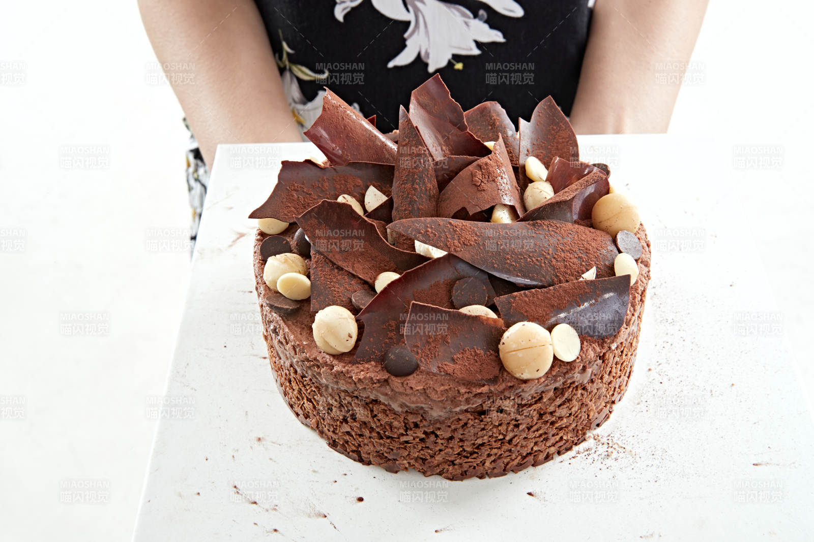 喝紅酒品嘗蛋糕的年輕女性