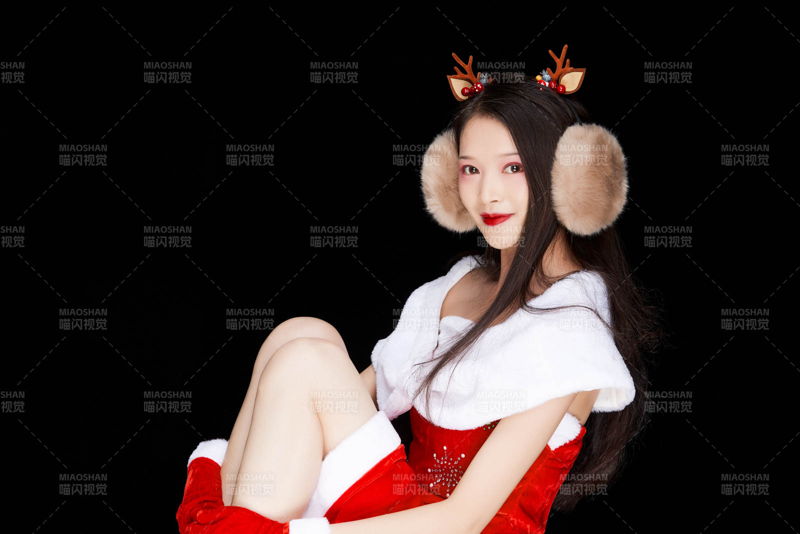 身穿圣誕服飾手提購物袋性感可愛的圣誕女郎