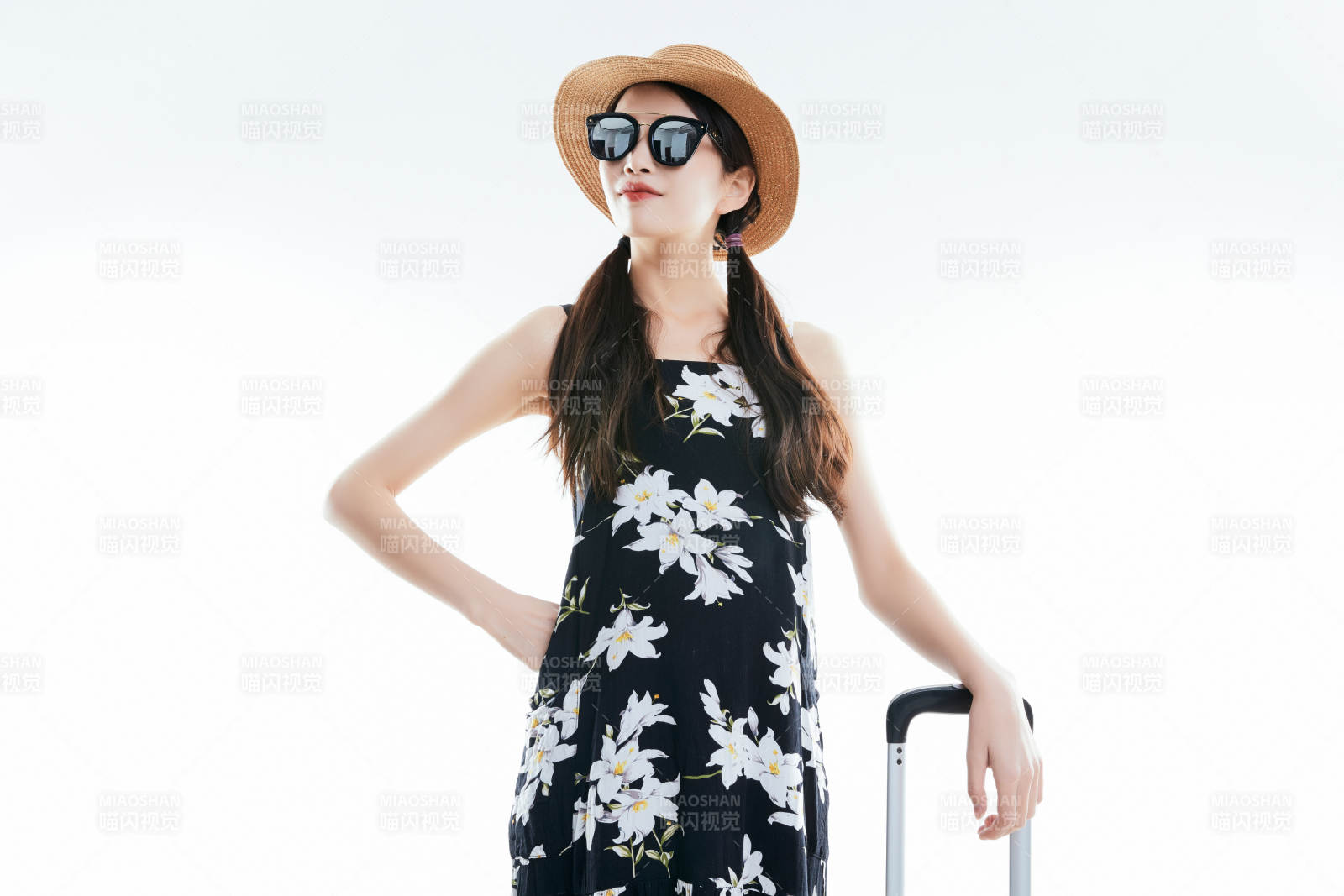 白色背景下準(zhǔn)備出發(fā)旅行的美麗東方女大學(xué)生