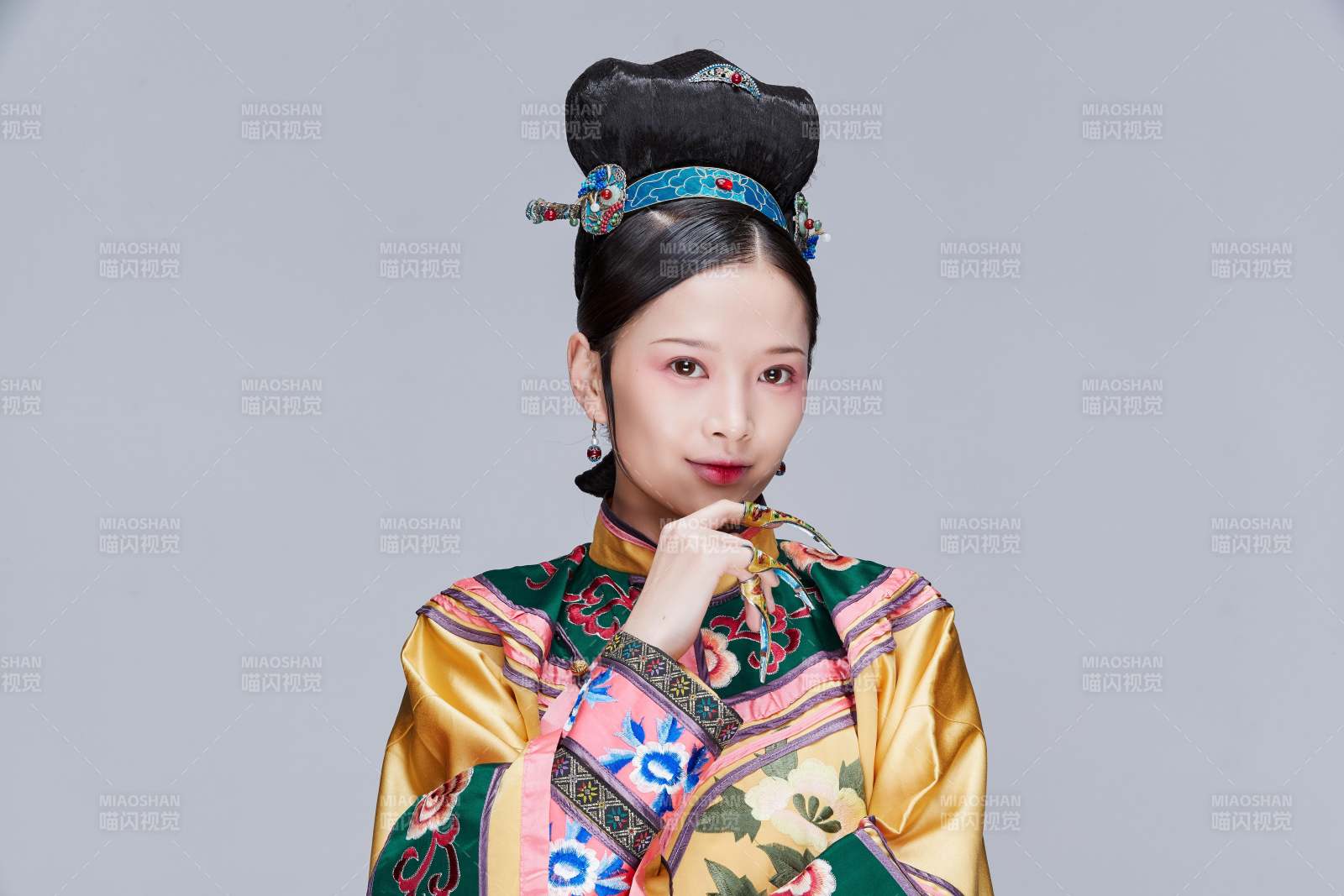 白色背景下的清代女性古裝造型清朝古裝